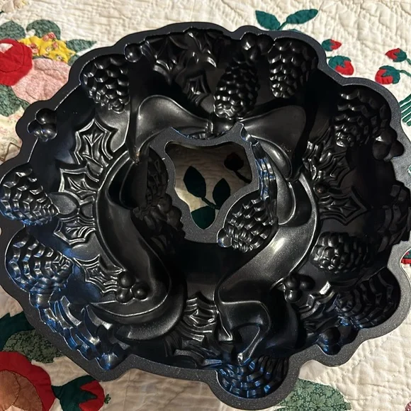 Nordic Ware Holiday Wreath Platinum Collection Bundt Cake Pan 9 Cup - Picture 2 of 4